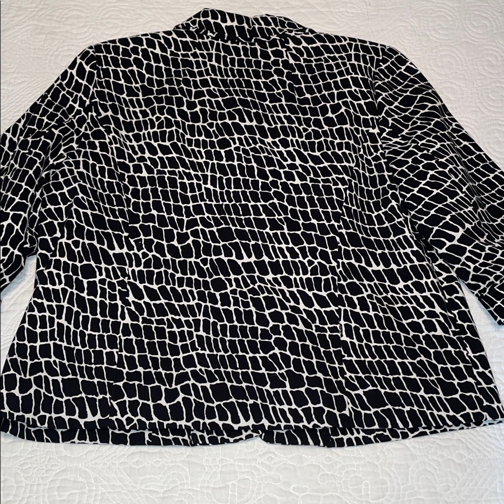 Studio Works Black & White Geometric Lined 3 Button 3/4 sleeve blazer. Size LP - Picture 9 of 13